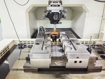 世邦塑膠-開模設(shè)備