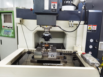 世邦塑膠-開模機(jī)器